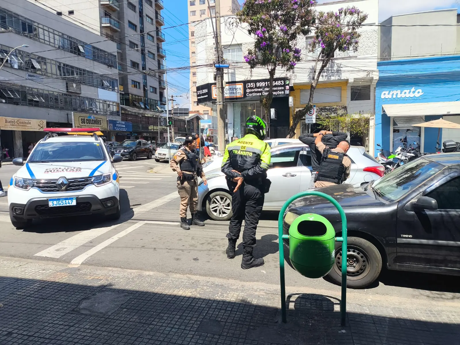 Demutran e PM apreendem veículo clonado no centro de Poços