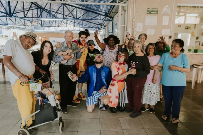 Trio de palhaços visita idosos da Vila Vicentina Elvira Dias 
