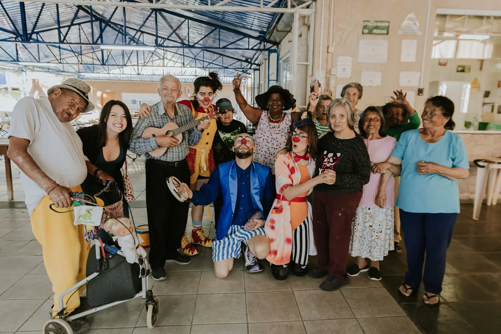Trio de palhaços visita idosos da Vila Vicentina Elvira Dias