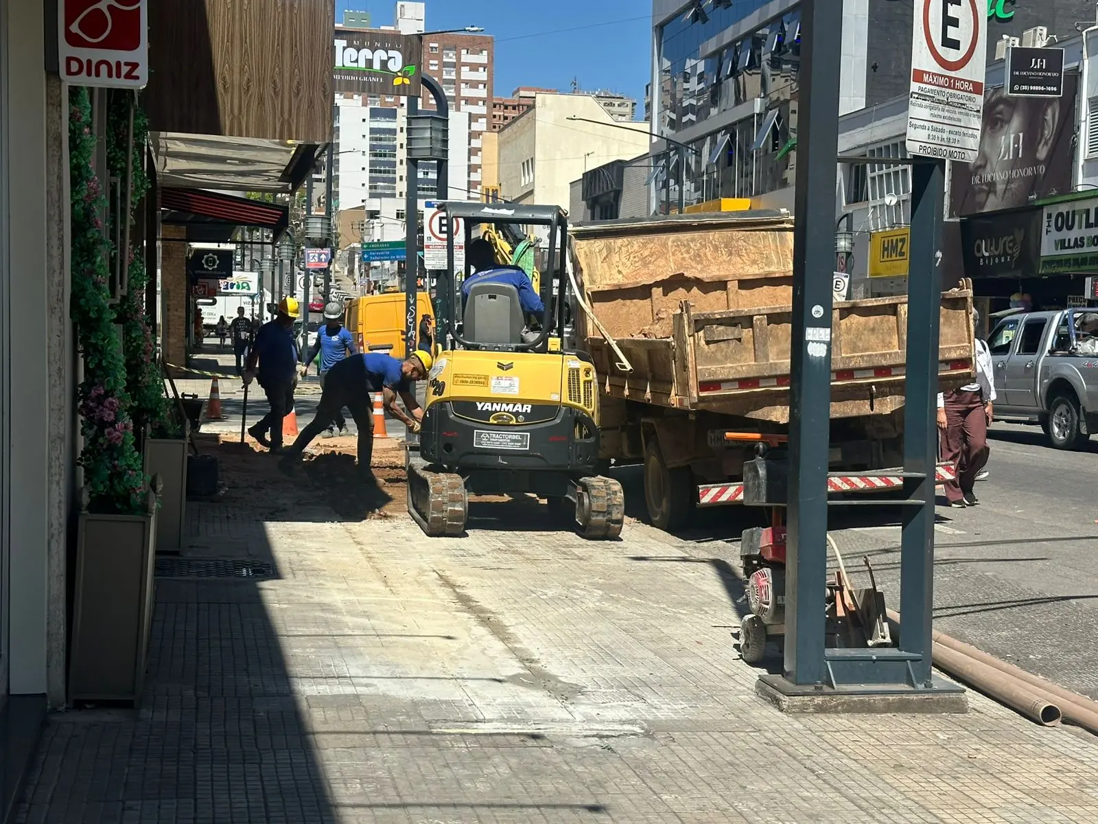 DMAE realiza intervenção na rua Assis