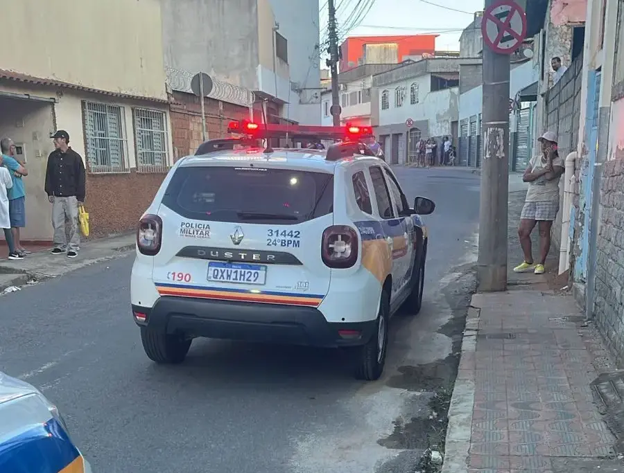 Homem baleado na cabeça e ombro em via pública de Varginha