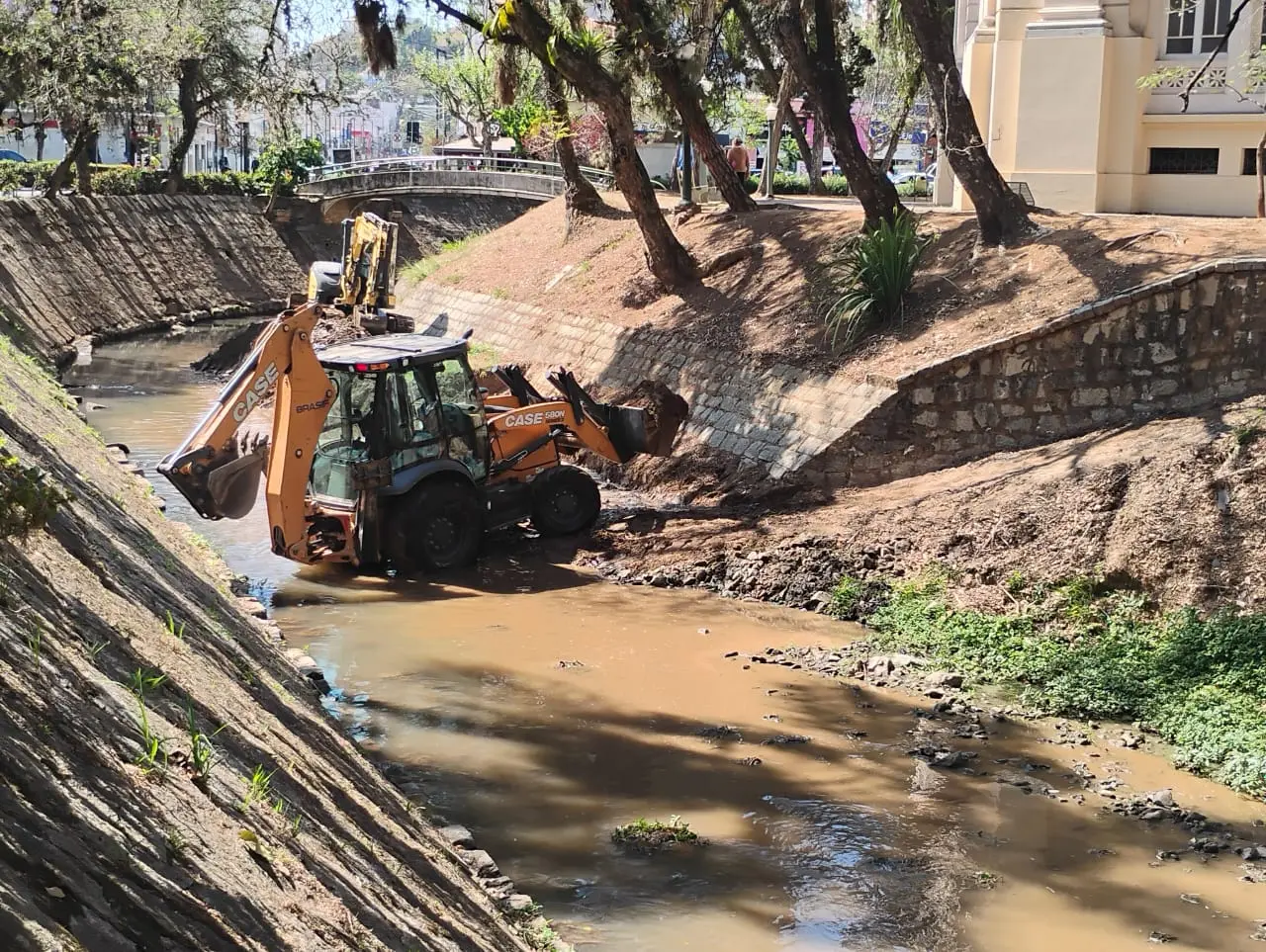 Ribeirão de Caldas recebe limpeza antes do período de chuvas