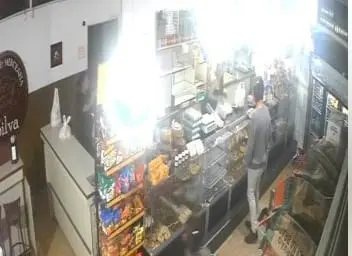Mulher e filha evitam assalto a padaria; bandido foge de mãos vazias