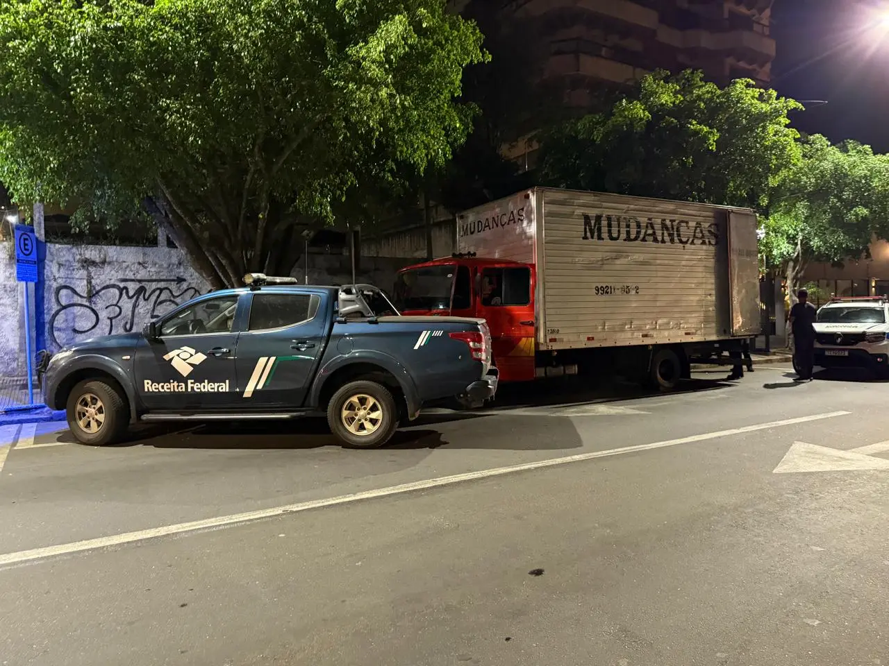 Fechada durante o dia, loja tem carga apreendida pela Receita Federal à noite em Poços de Caldas