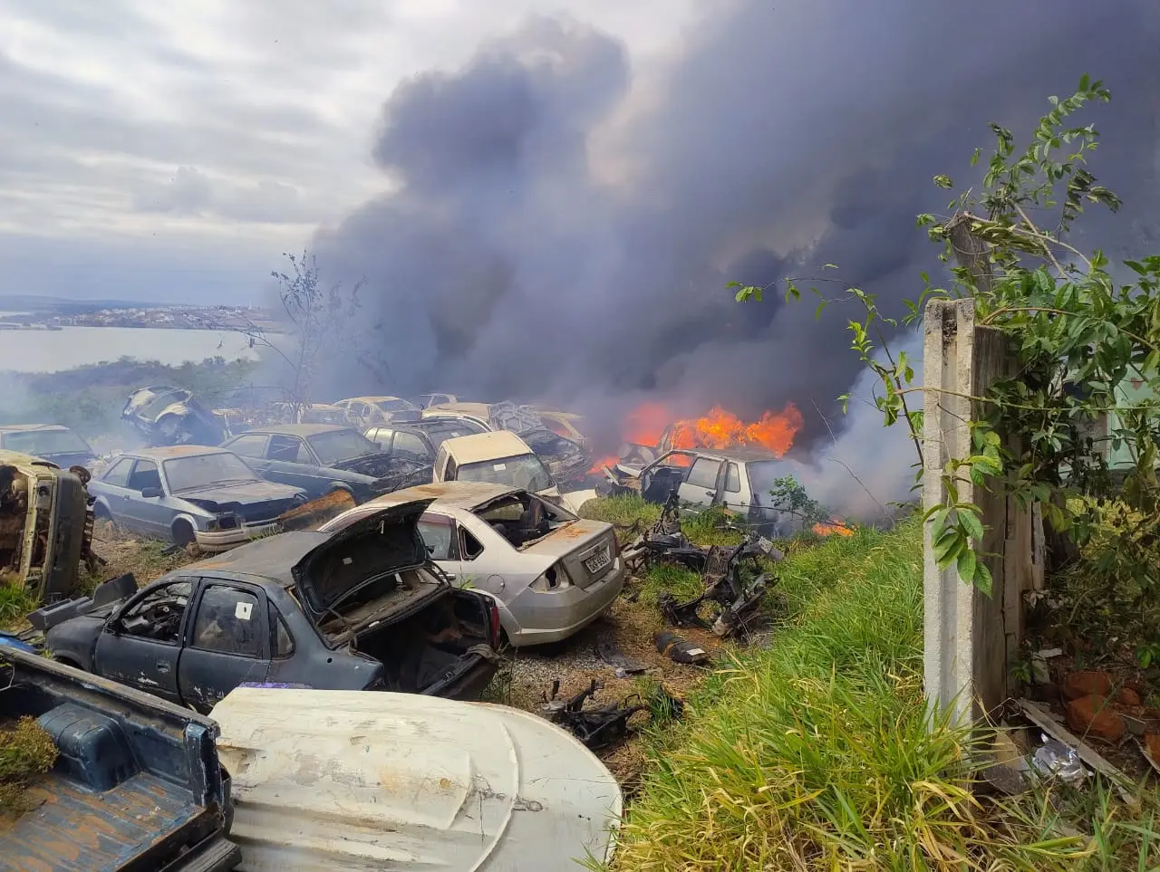 Incêndio destrói cerca de 100 veículos no pátio do Detran em Boa Esperança