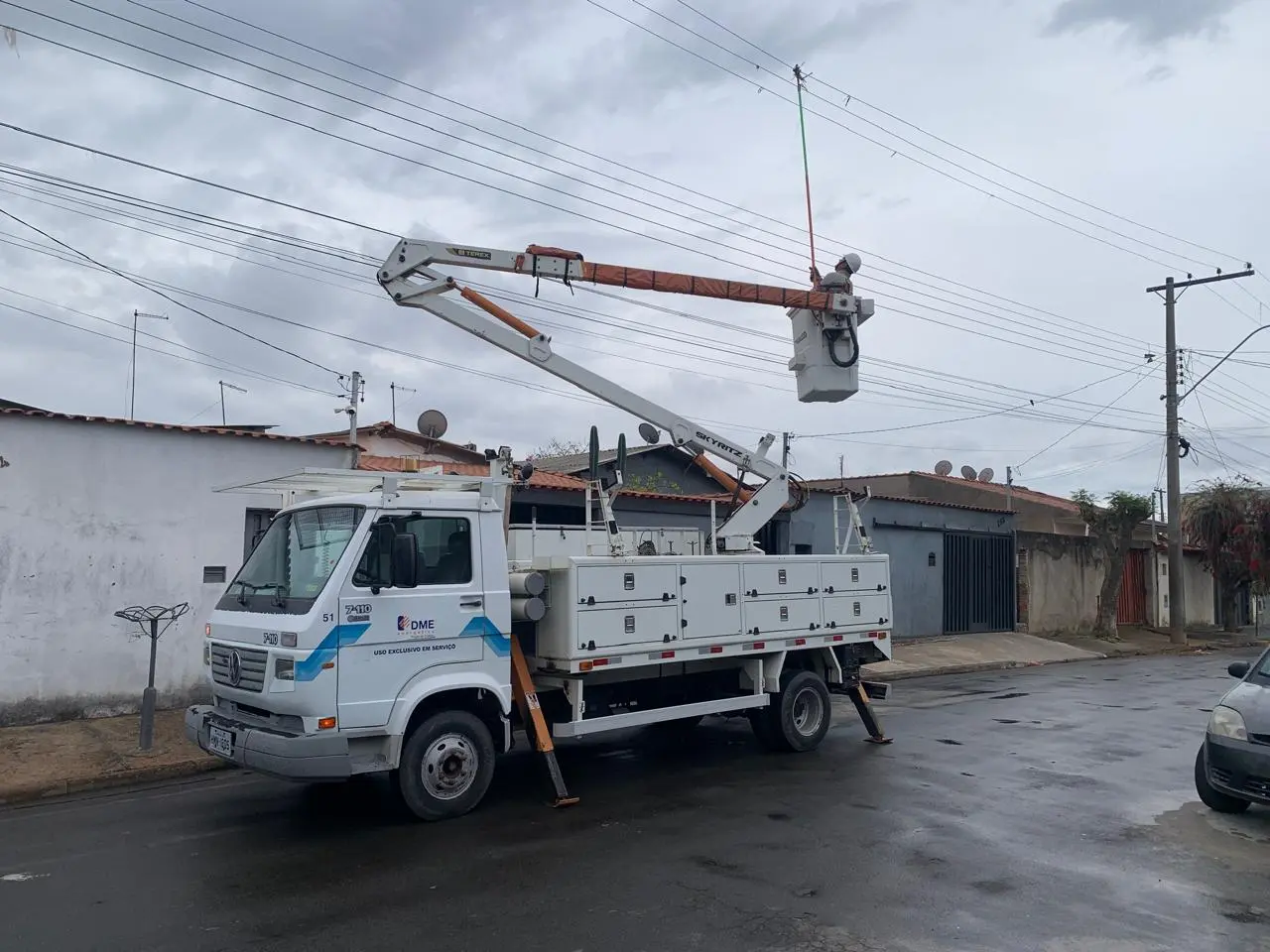 DMED realiza remoção de pipas da fiação elétrica; brinquedo pode causar curtos-circuitos