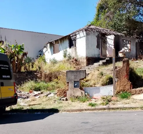 Moradores denunciam imóvel abandonado na zona leste; vereador cobra resposta da administração