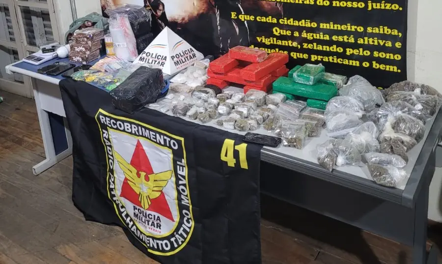 Polícia Militar desmonta esquema de “delivery” de drogas em Poços