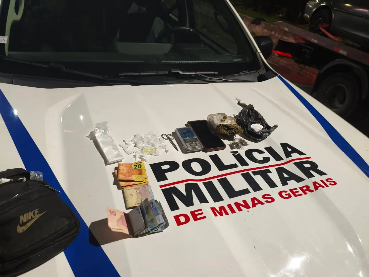 Mulher é presa por tráfico; comparsa conseguiu fugir
