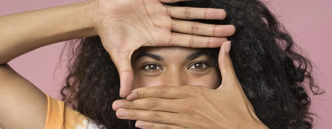 Justiça do Trabalho condena rede de farmácias por racismo contra funcionária