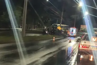 Motorista fica ferida após bater carro em poste