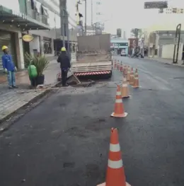 Trânsito fica em meia pista na Junqueiras durante ajuste de tampões de água e esgoto