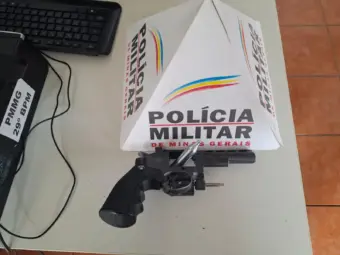 Homem é preso ao exibir arma de airsoft que imita revólver na área central
