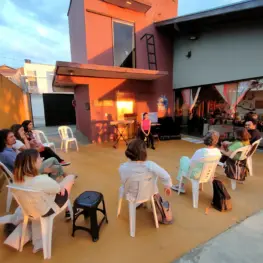 Oficina gratuita de canto com Nanda Dearo abre inscrições