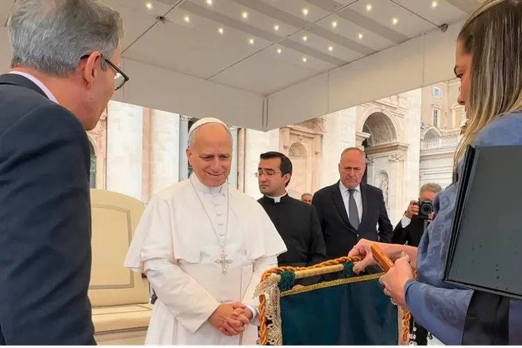 Papa recebe artesanato de Sabará