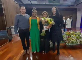 Professora de Poços recebe prêmio por projeto de educação antirracista