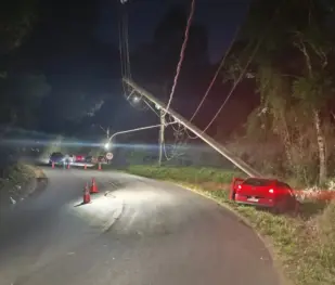 Carro bate em poste na serra de Campestrinho