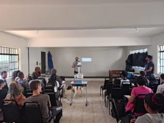 Espetáculo “Quando uma palavra nasce” é exibido em escola estadual