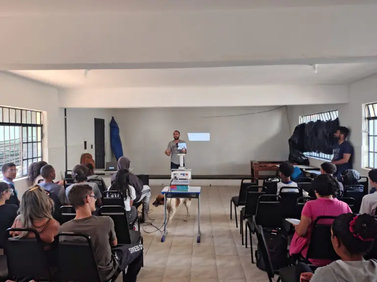 Espetáculo “Quando uma palavra nasce” é exibido em escola estadual