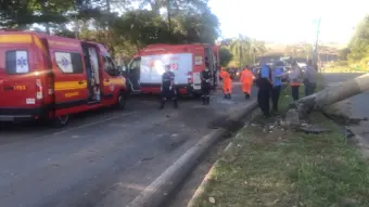Colisão violenta com poste deixa dois jovens feridos em Poços