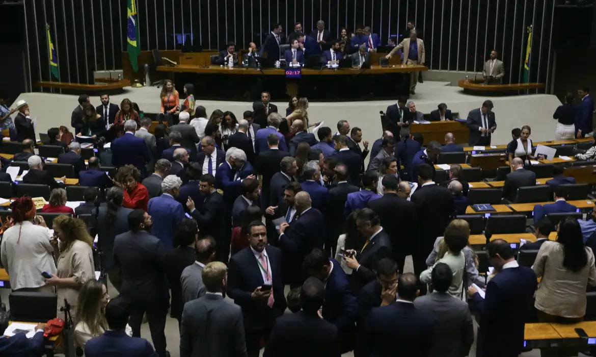 Com unanimidade, Câmara aprova isenção de Imposto de Renda para quem ganha até R$ 5 mil
