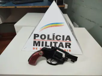 Mulher é presa com revólver escondido dentro de botas; homem também foi detido