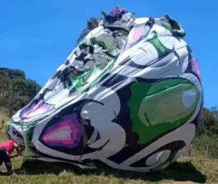 Balão cai em área rural de Divinolândia neste sábado