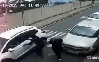 Bandidos roubam carro à mão armada, mas abandonam veículo e fogem a pé após cerco policial