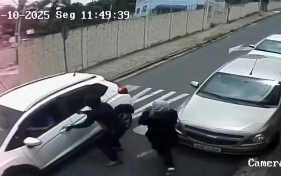 Bandidos roubam carro a mão armada, mas abandonam veículo e fogem a pé após cerco policial