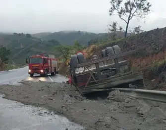 Caminhão tomba na serra de São Pedro e deixa jovem de 20 anos morto