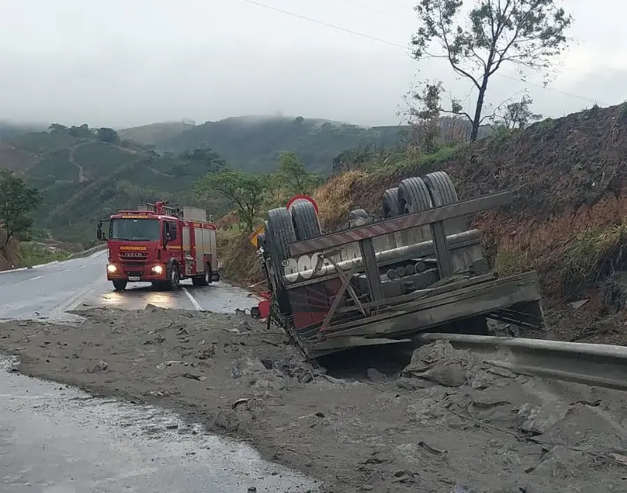 Caminhão tomba na serra de São Pedro e deixa jovem de 20 anos morto