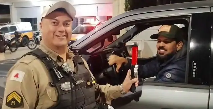 Cantor Sorocaba faz teste do bafômetro durante blitz da Lei Seca em MG