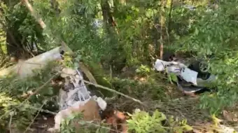 Carro atinge poste e cai em barranco na zona oeste