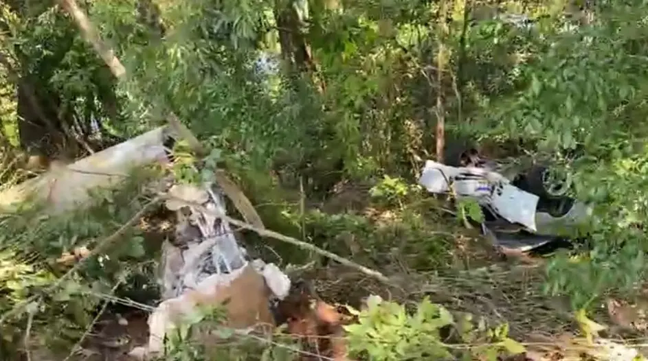 Carro atinge poste e cai em barranco na zona oeste