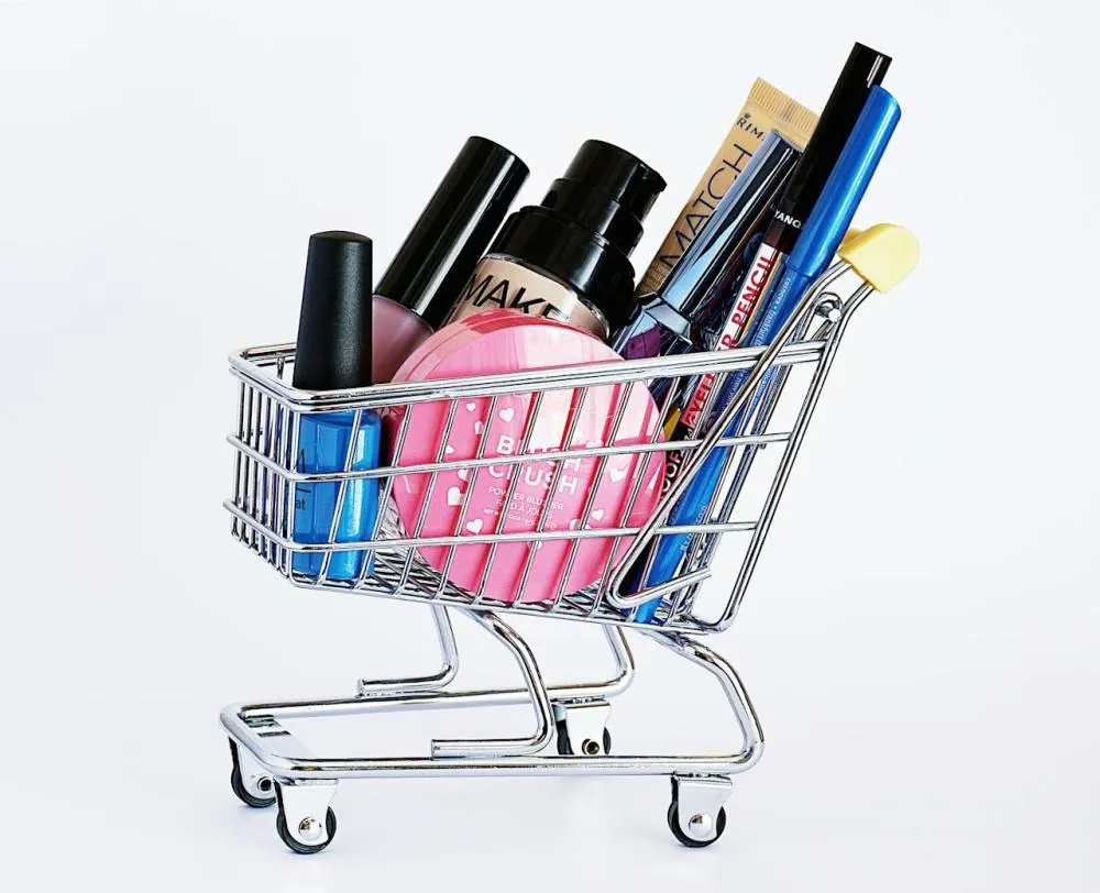 Anvisa suspende cosméticos e alerta para riscos à saúde