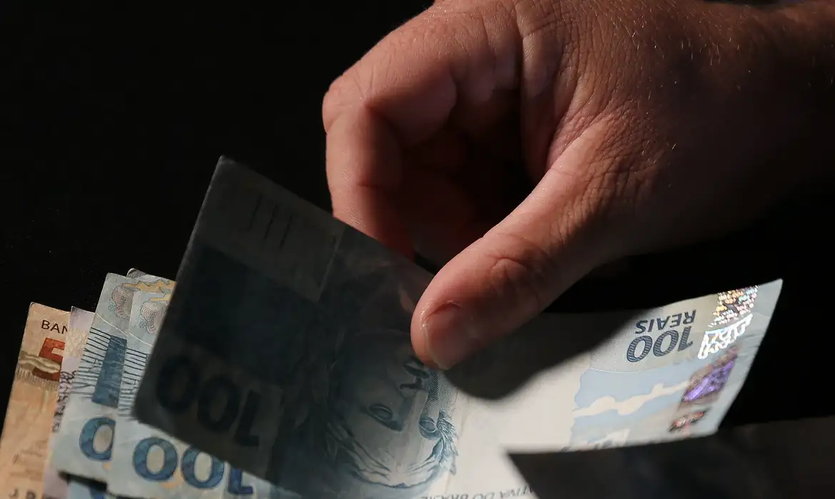 Empresas têm até 30 de novembro para pagar primeira parcela do 13º salário
