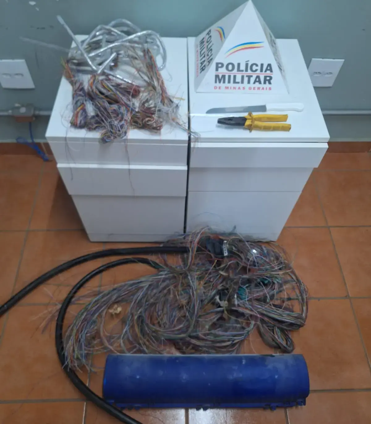 PM prende dois homens por furto de fiação; eles confessaram que trocariam material por crack