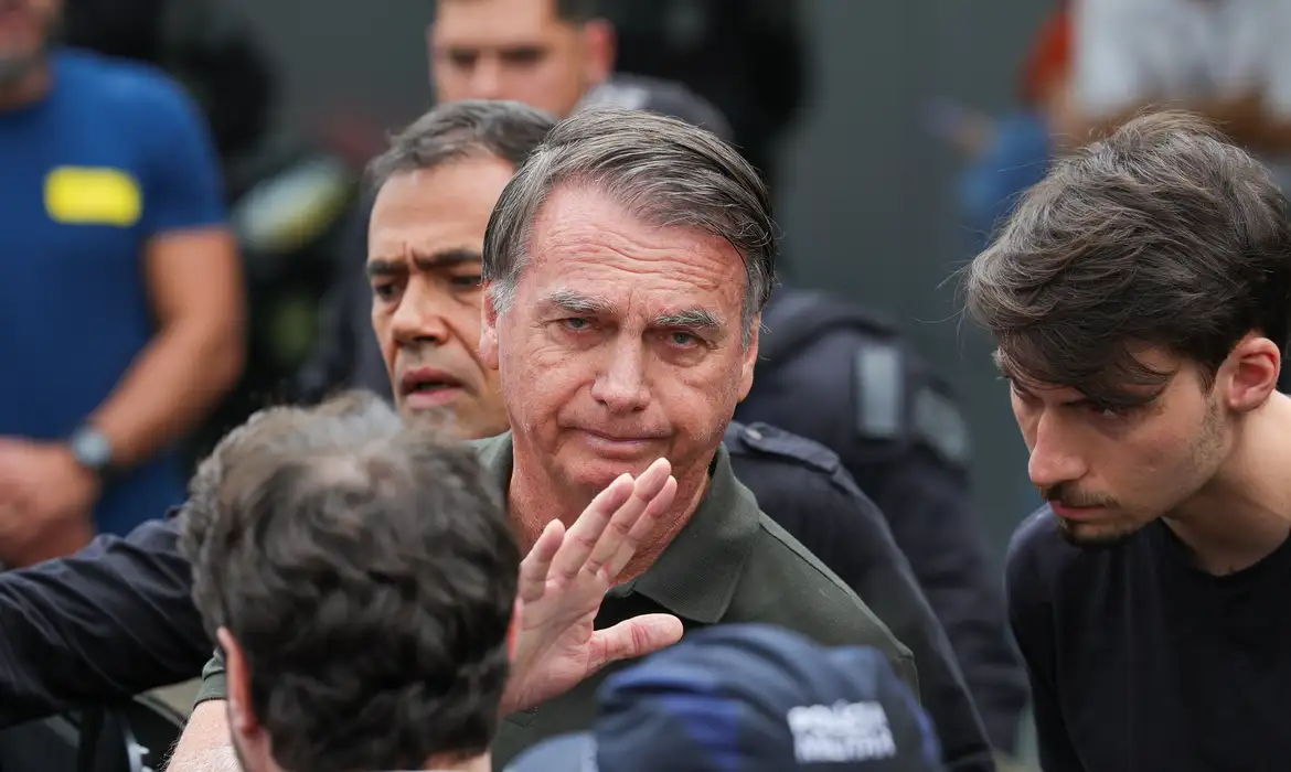 Bolsonaro continua em domiciliar por risco de fuga, diz Moraes