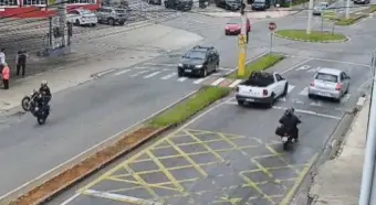 Jovem tem moto apreendida ao aproveitar travessia elevada na porta de delegacia para empinar