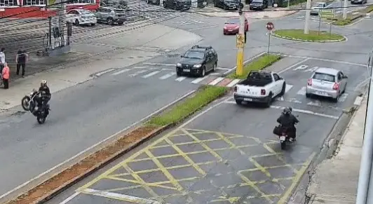 Jovem tem moto apreendida ao aproveitar travessia elevada na porta de delegacia para empinar