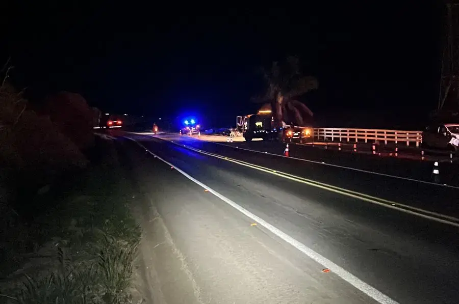 Acidente entre carro e moto deixa uma pessoa ferida na LMG 877, em Poços de Caldas
