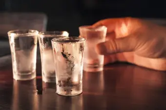 Polícia Civil de SP faz operação contra bebidas adulteradas em Poços
