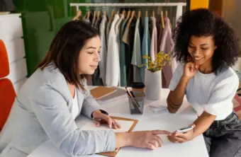 Censo 2022: mulheres têm mais estudo, mas ganham menos que homens