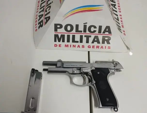 Suspeito é preso com réplica de arma após ameaçar ex-companheira