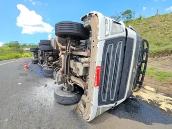 Caminhão tomba em trecho de serra entre Poços e Águas da Prata; motorista fica ferido