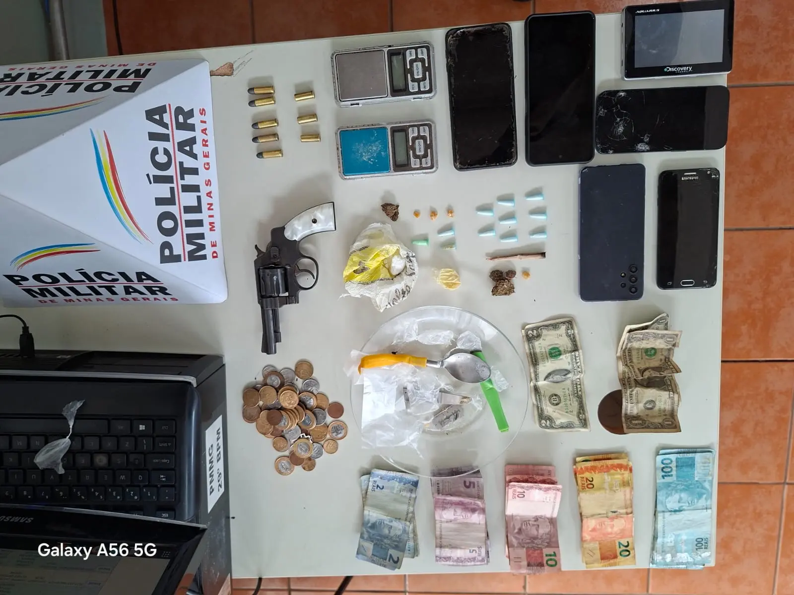 PM prende jovem com arma drogas e dólares no Conjunto