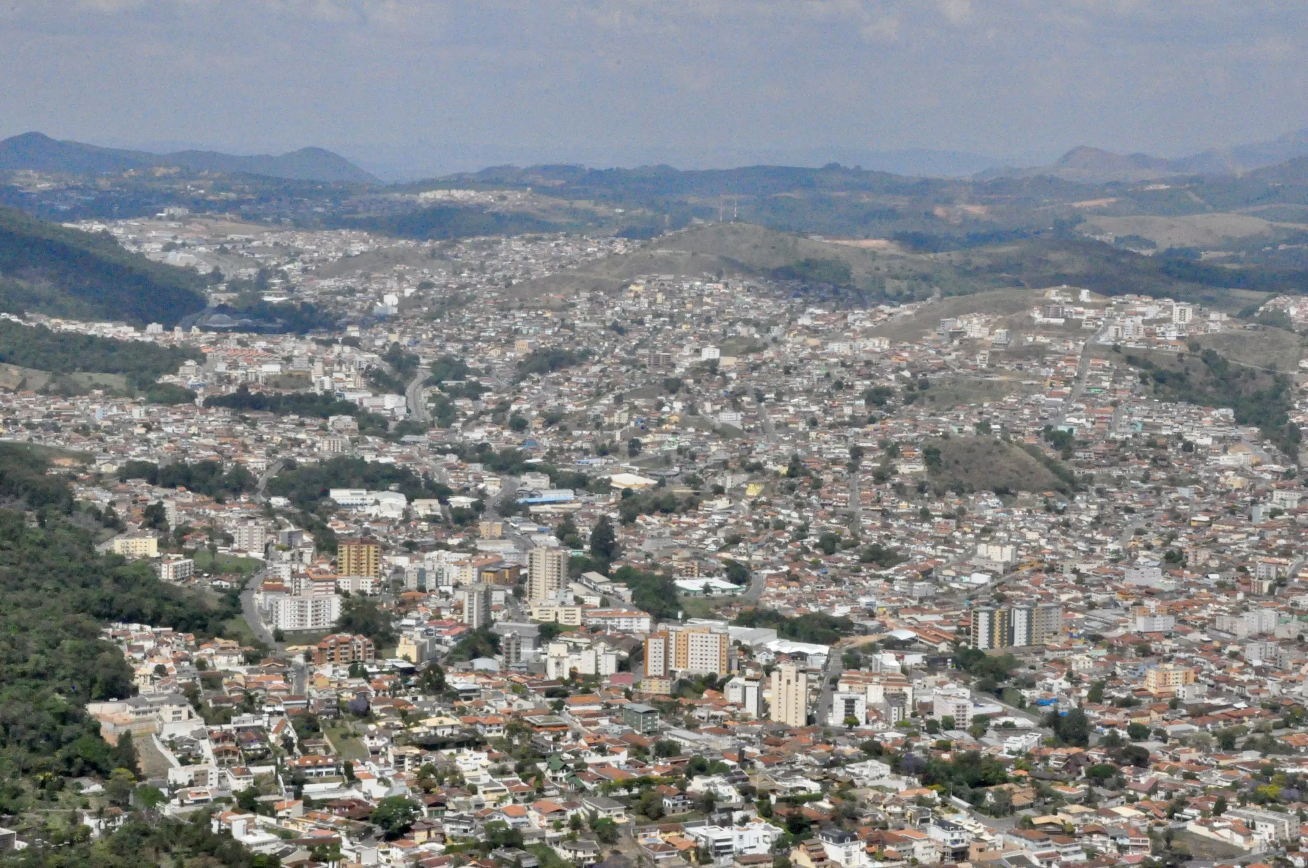 Feriado prolongado deve ter calor e chuvas isoladas em Poços