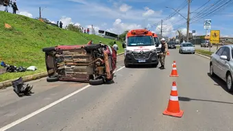 Passageira puxa freio de mão e carro capota na MGC 146