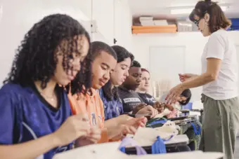 Para Além do Vestir realiza ações em escolas públicas de Poços de Caldas