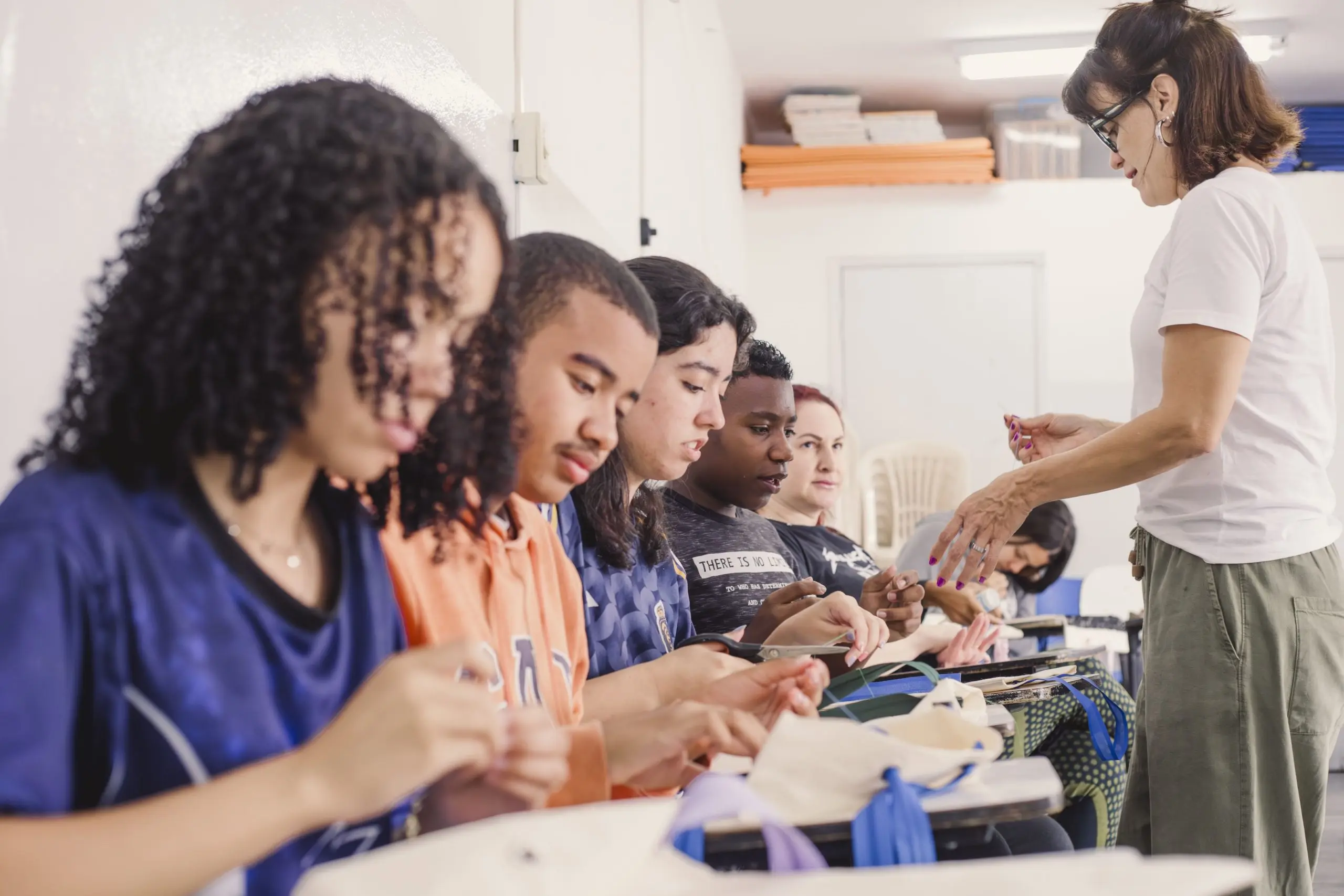 Para Além do Vestir realiza ações em escolas públicas de Poços de Caldas
